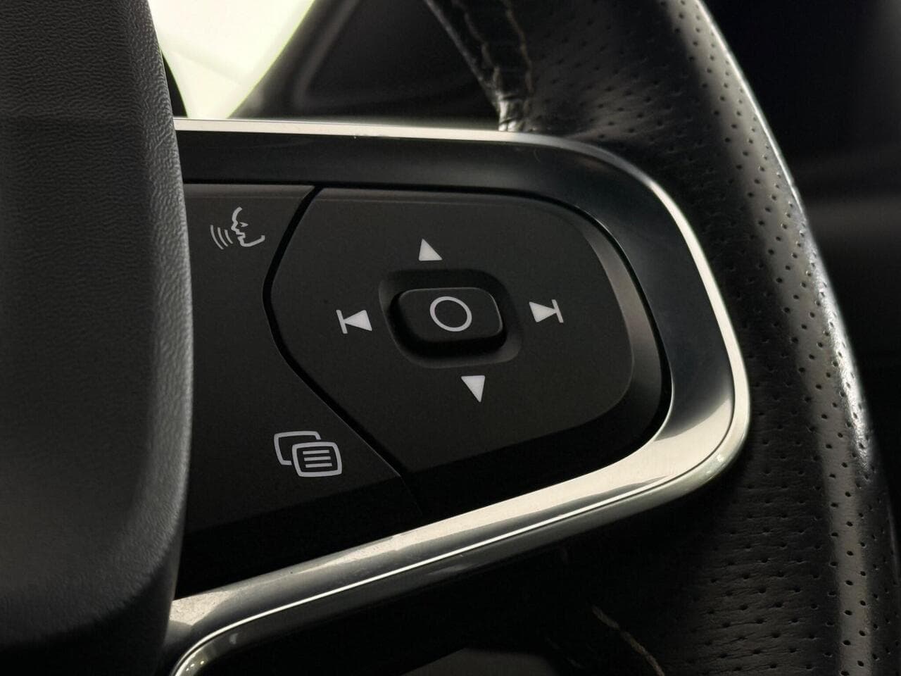 Volvo XC40 thumbnail Misc Controls