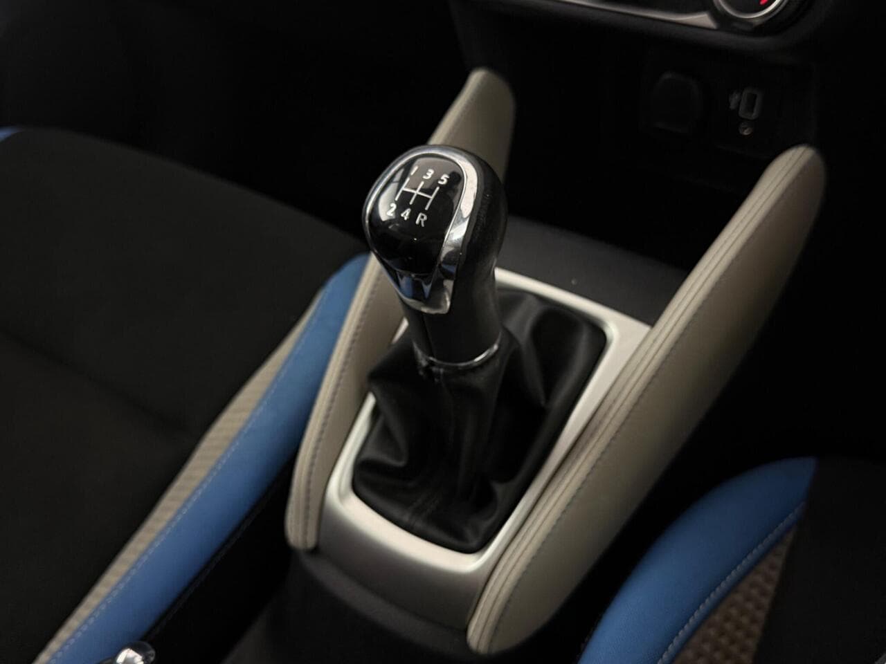 Nissan Micra thumbnail Interior Front