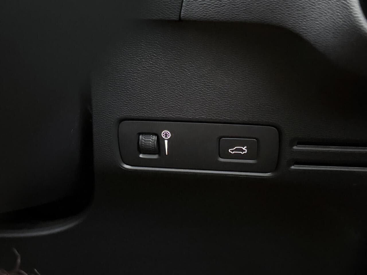 Volvo XC40 thumbnail Misc Controls