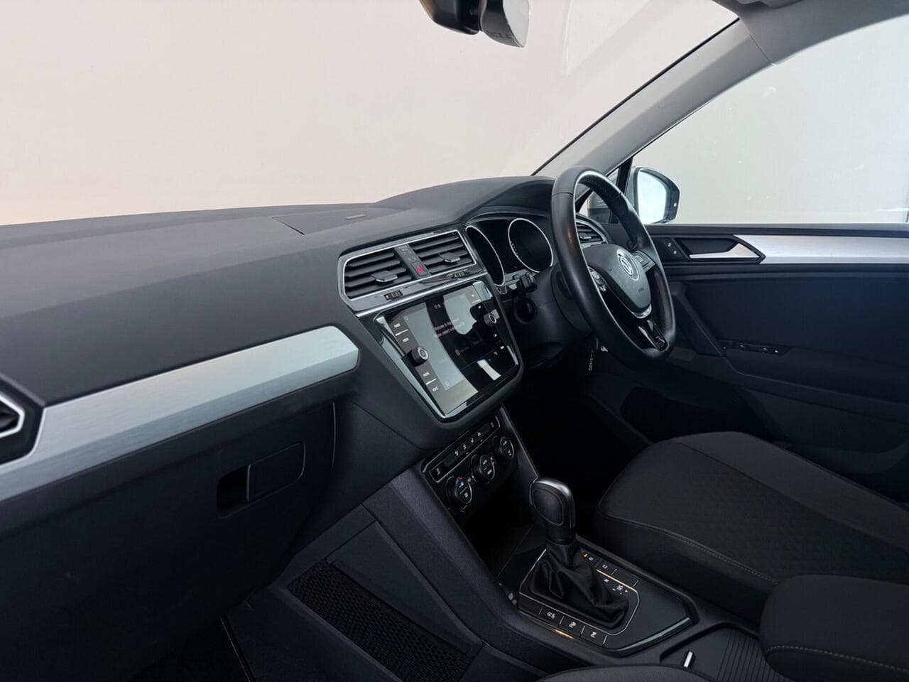 Volkswagen Tiguan thumbnail Interior Front