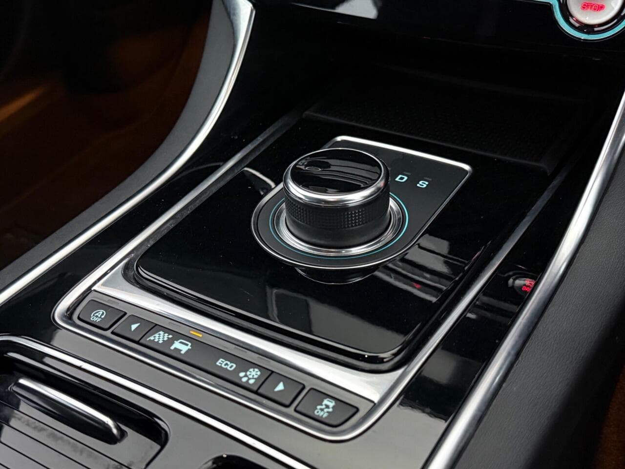 Jaguar XE thumbnail Misc Controls