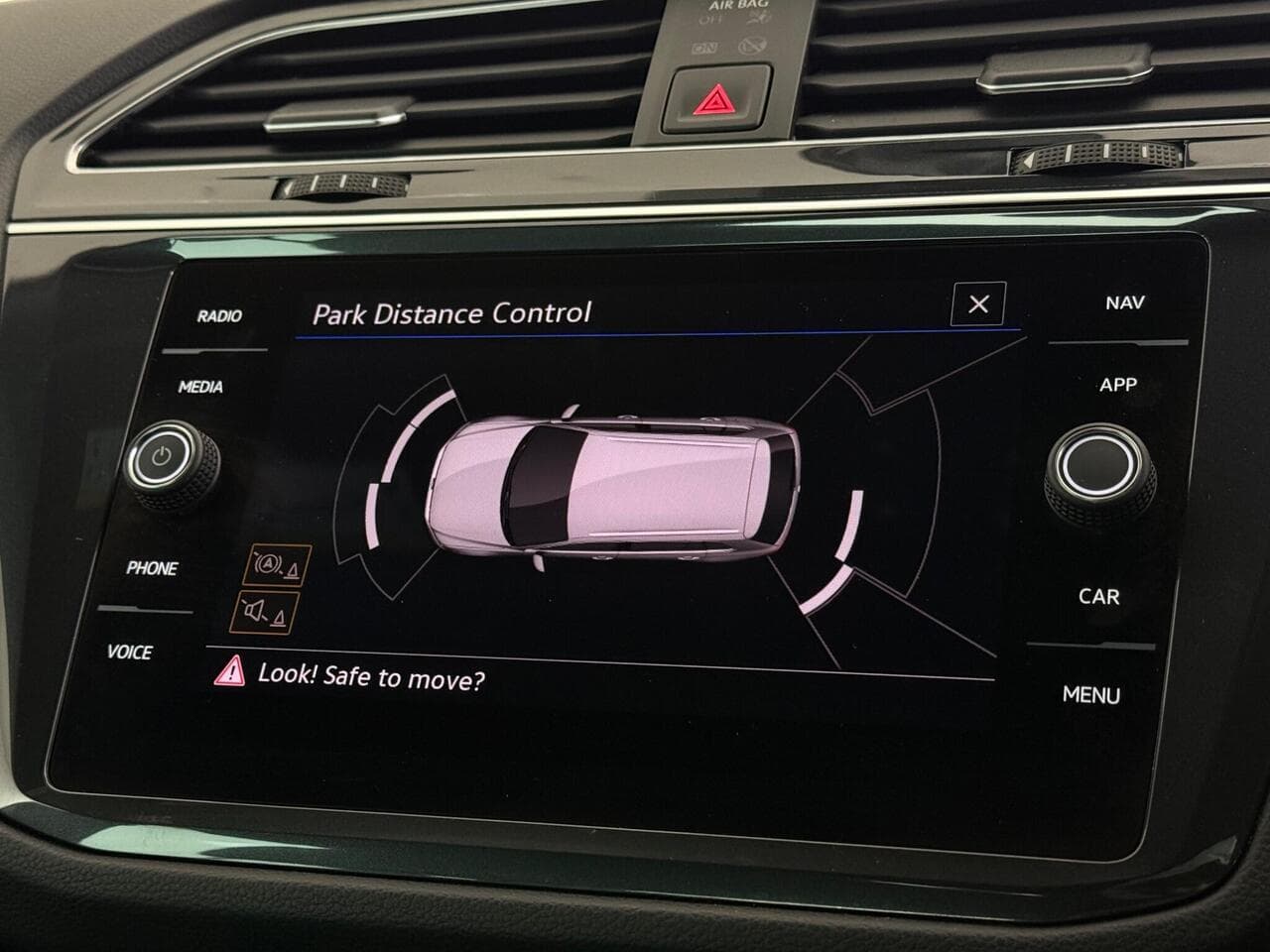 Volkswagen Tiguan thumbnail Infotainment System