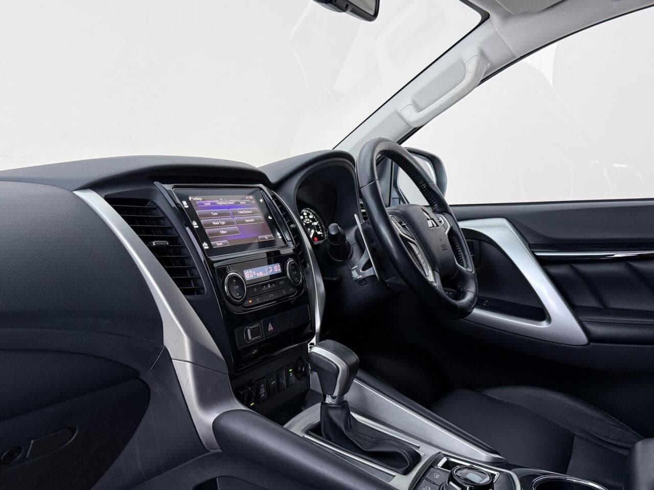 Mitsubishi Shogun Sport thumbnail Interior Front