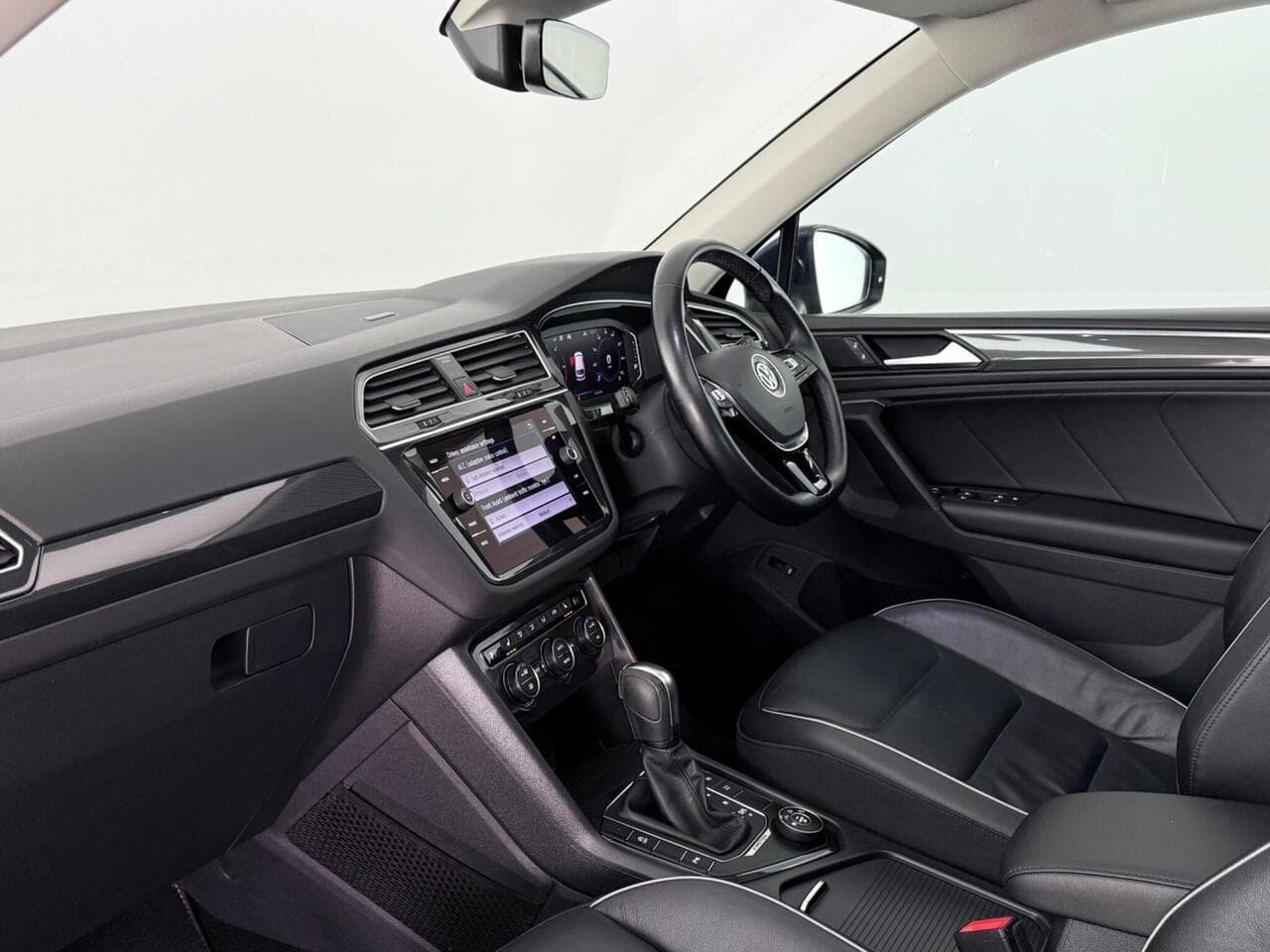 Volkswagen Tiguan thumbnail Interior Front