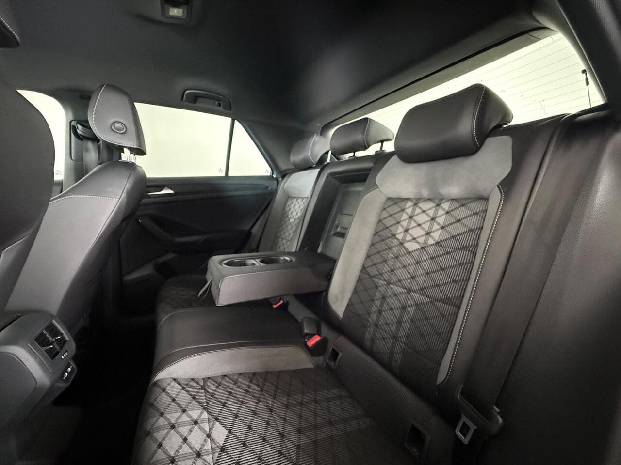 Volkswagen T-Roc thumbnail Seats Rear