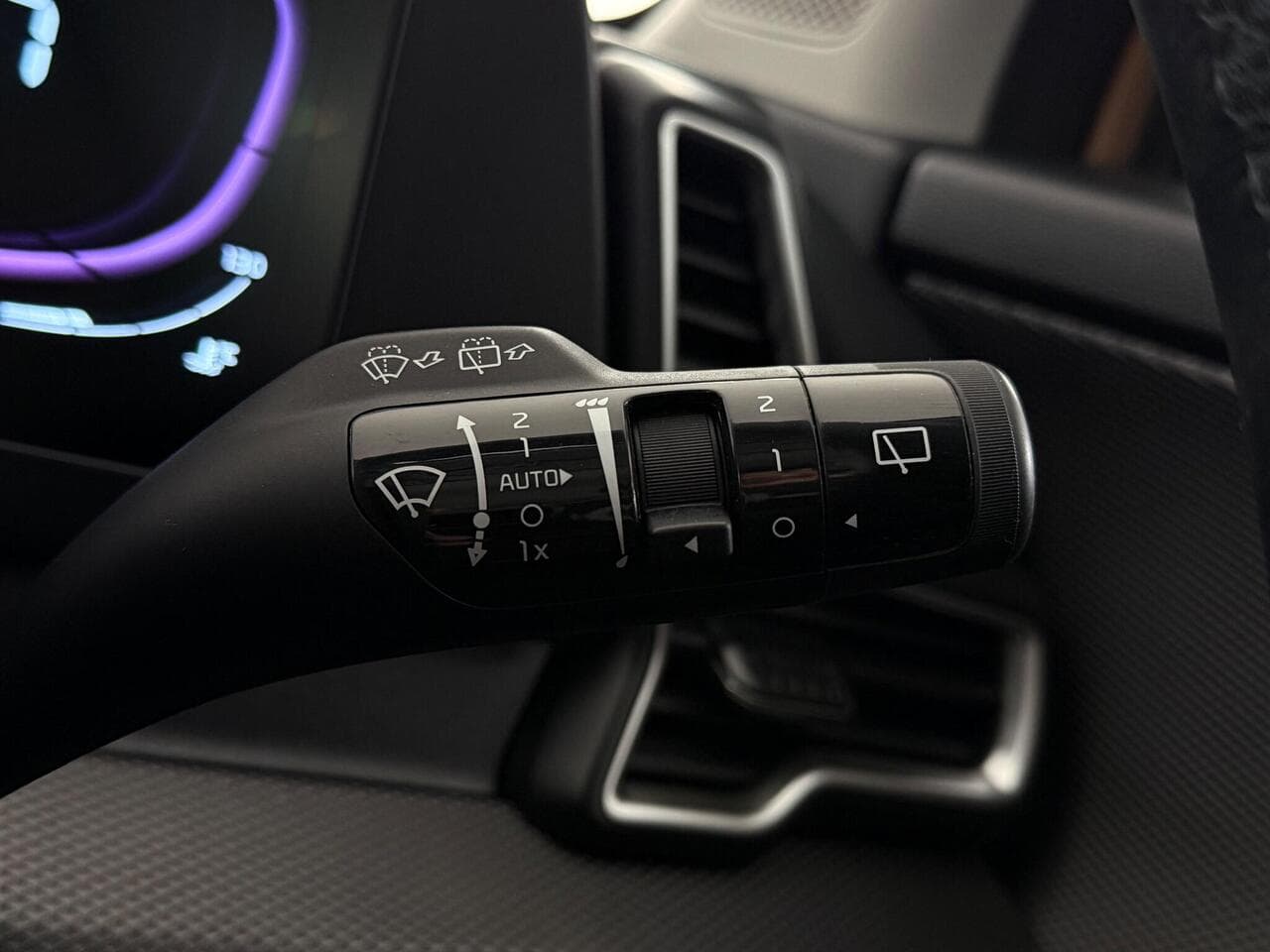 Kia Sportage thumbnail Misc Controls