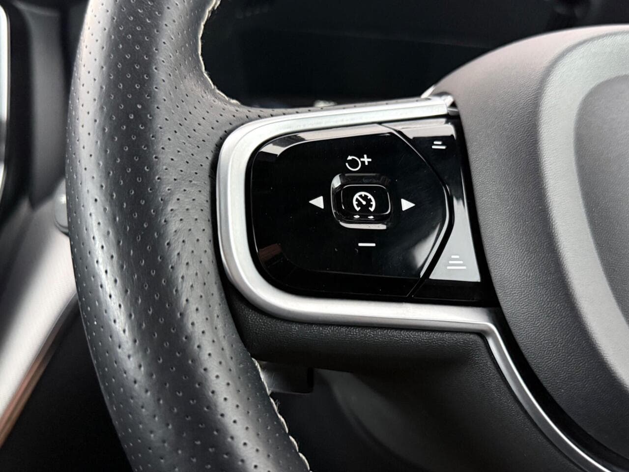 Volvo XC60 thumbnail Misc Controls