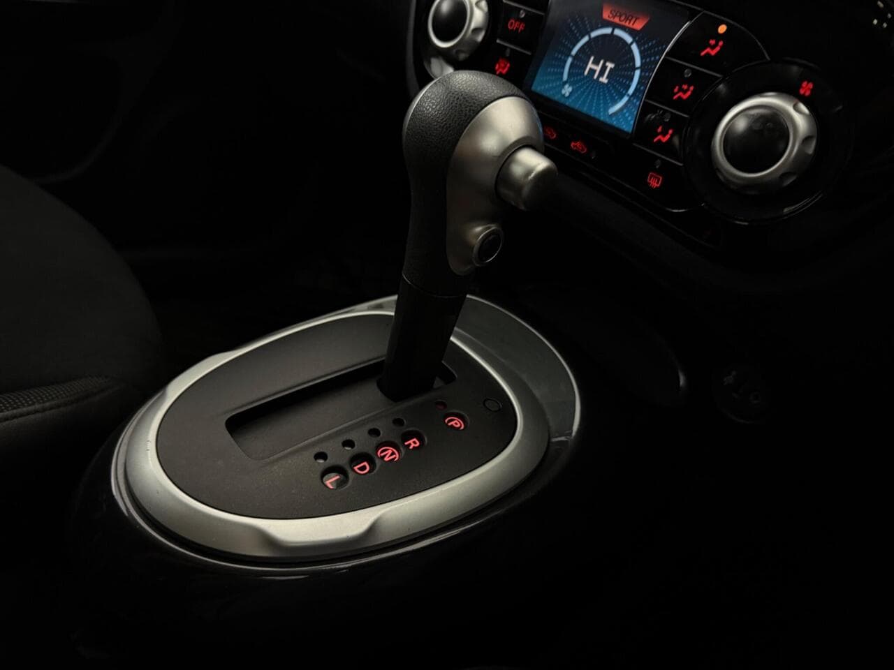 Nissan Juke thumbnail Interior Front