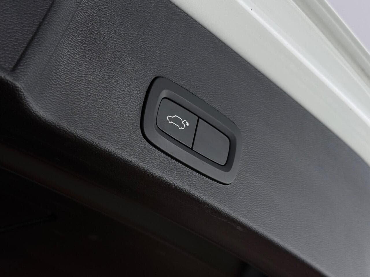 Volvo XC40 thumbnail Misc Controls