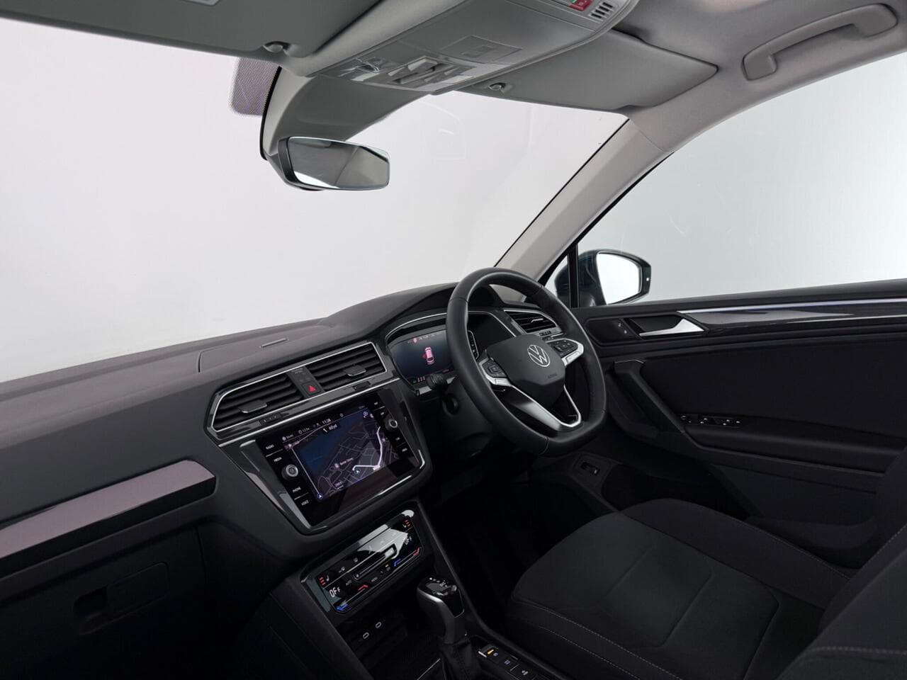 Volkswagen Tiguan thumbnail Interior Front