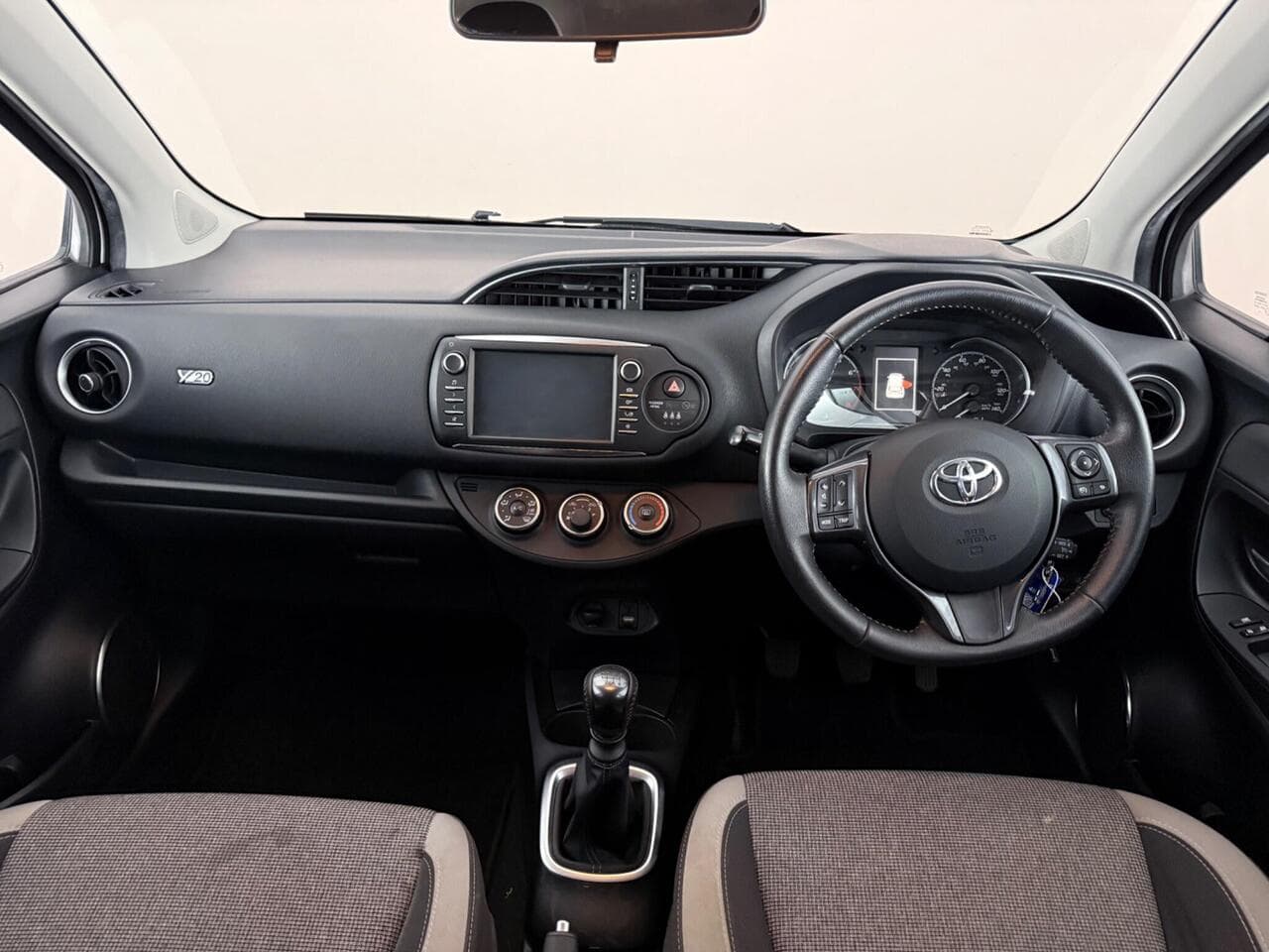 Toyota Yaris thumbnail Interior Front