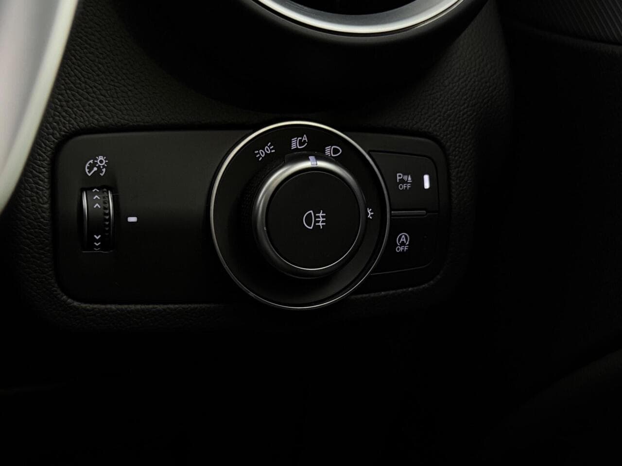 Alfa Romeo Stelvio thumbnail Misc Controls