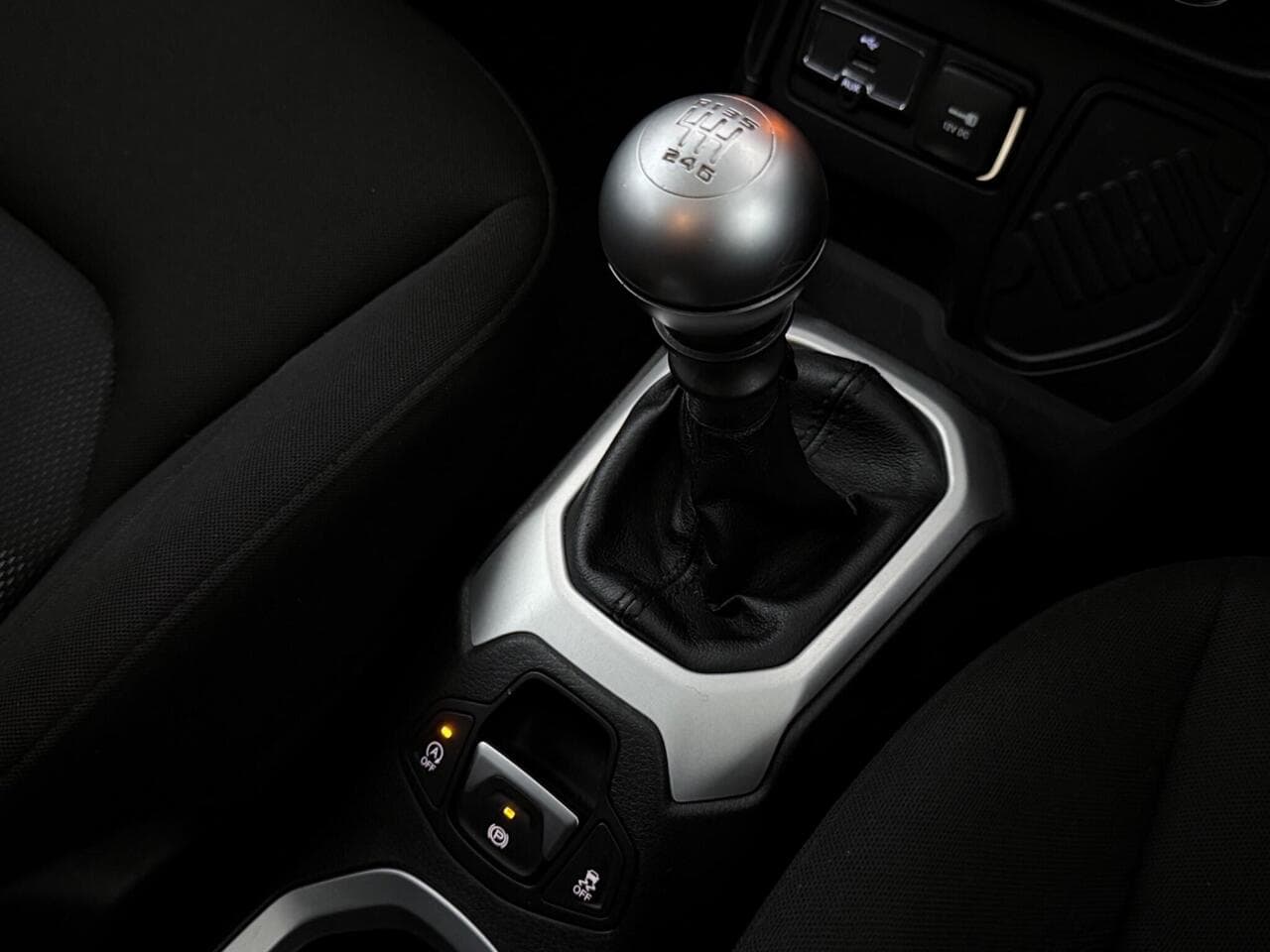 Jeep Renegade thumbnail Interior Front