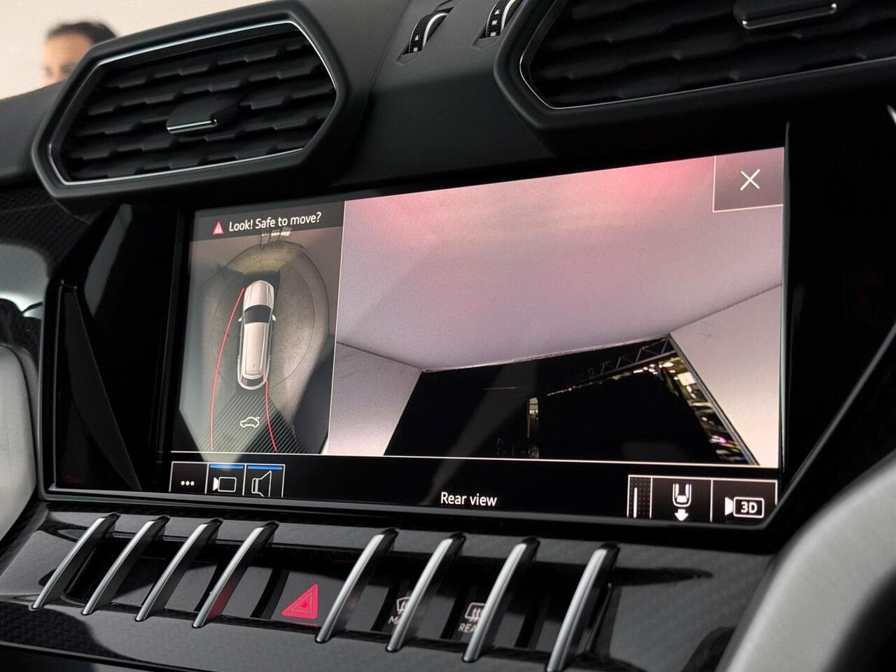 Lamborghini Urus thumbnail Infotainment System