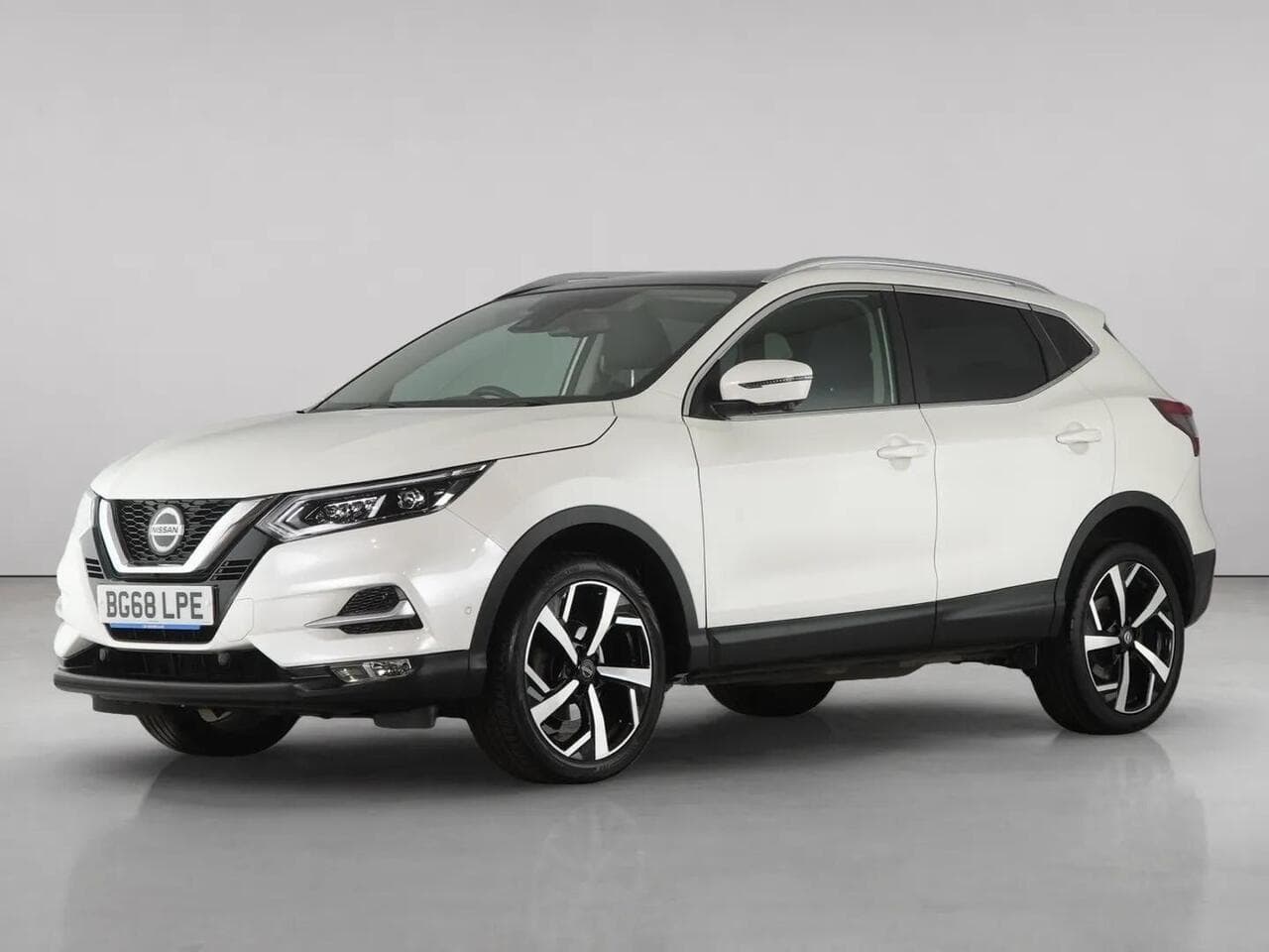 Nissan Qashqai thumbnail Front Left