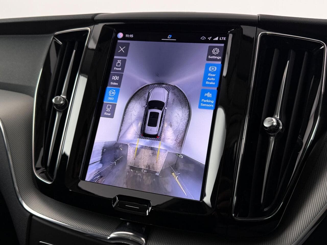 Volvo XC60 thumbnail Infotainment System