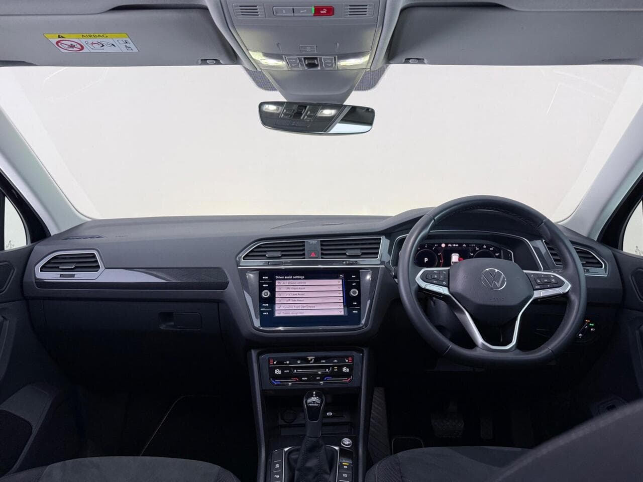 Volkswagen Tiguan thumbnail Interior Front