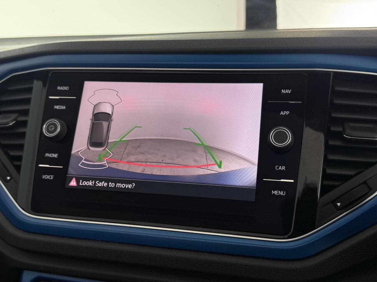 Volkswagen T-Roc thumbnail Infotainment System