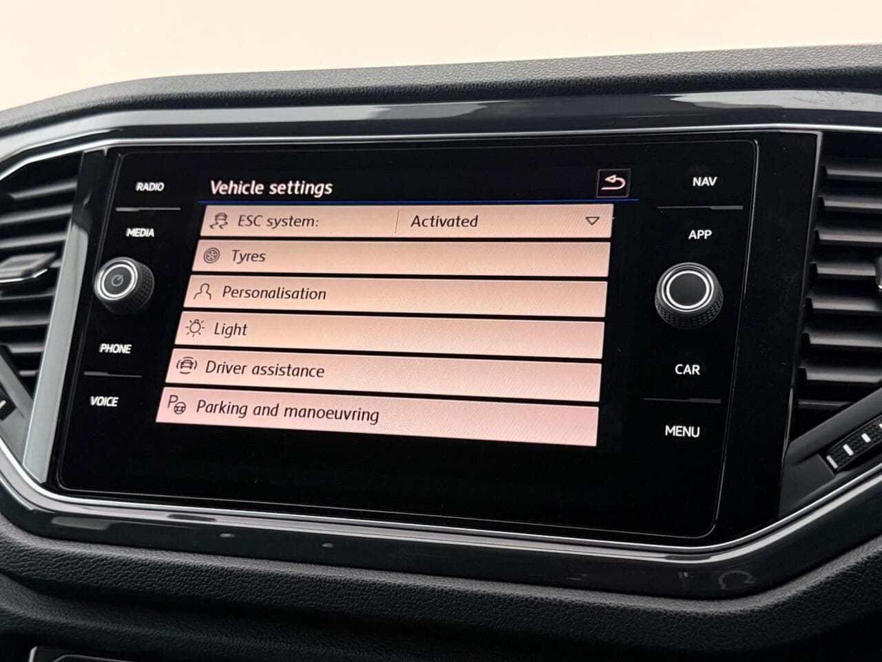 Volkswagen T-Roc thumbnail Infotainment System