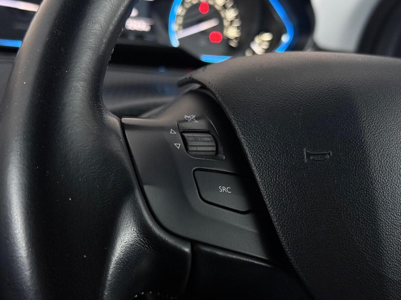 Peugeot 2008 thumbnail Misc Controls