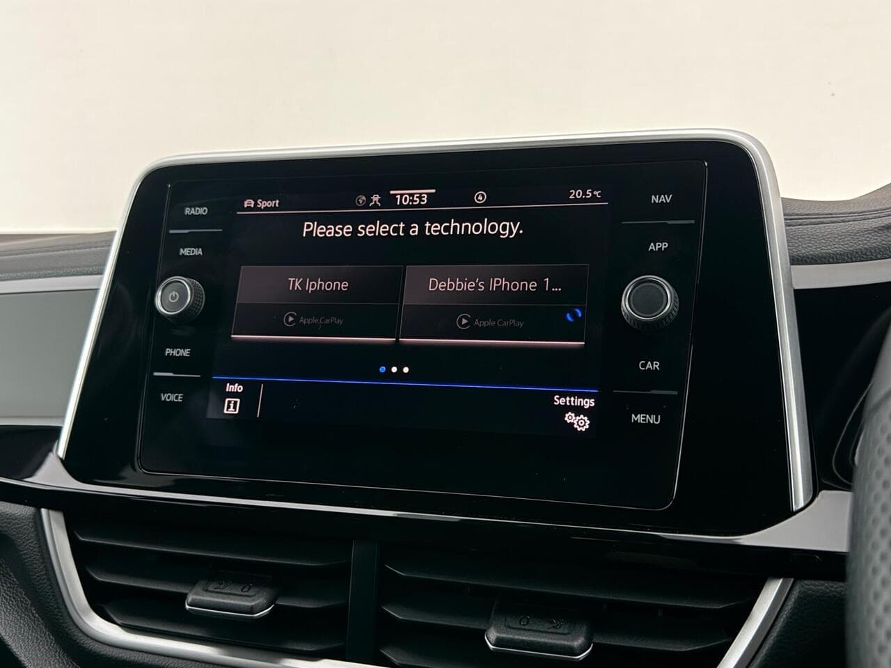 Volkswagen T-Roc thumbnail Infotainment System