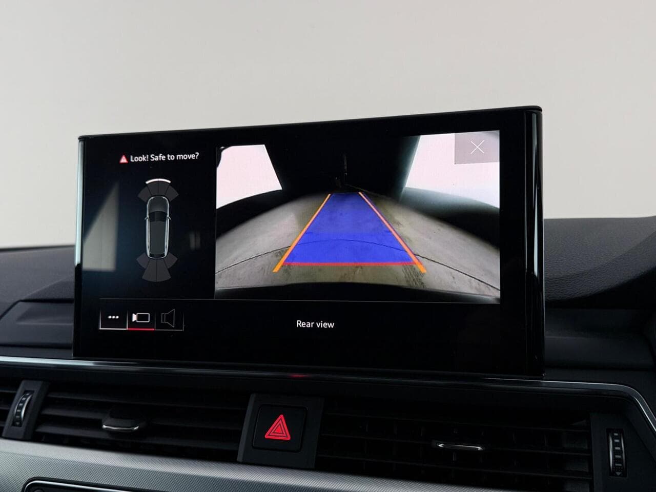 Audi A4 Avant thumbnail Infotainment System