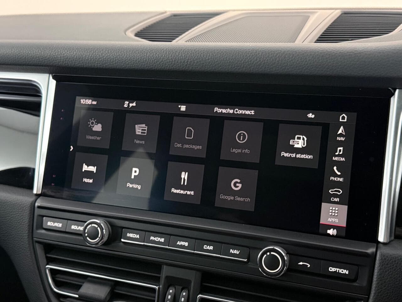 Porsche Macan thumbnail Infotainment System