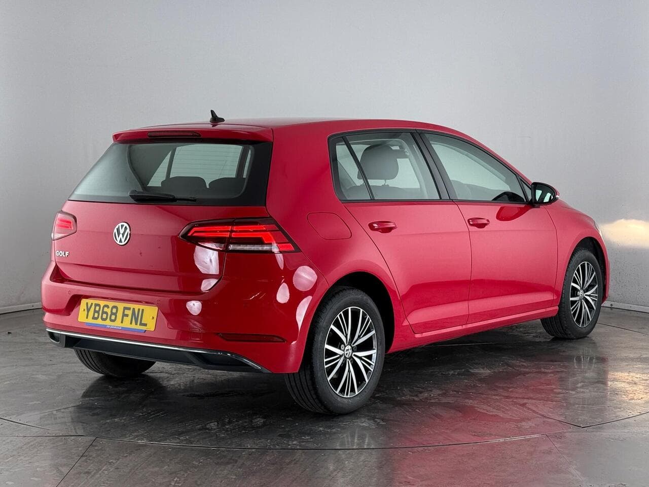 Volkswagen Golf thumbnail Rear Right