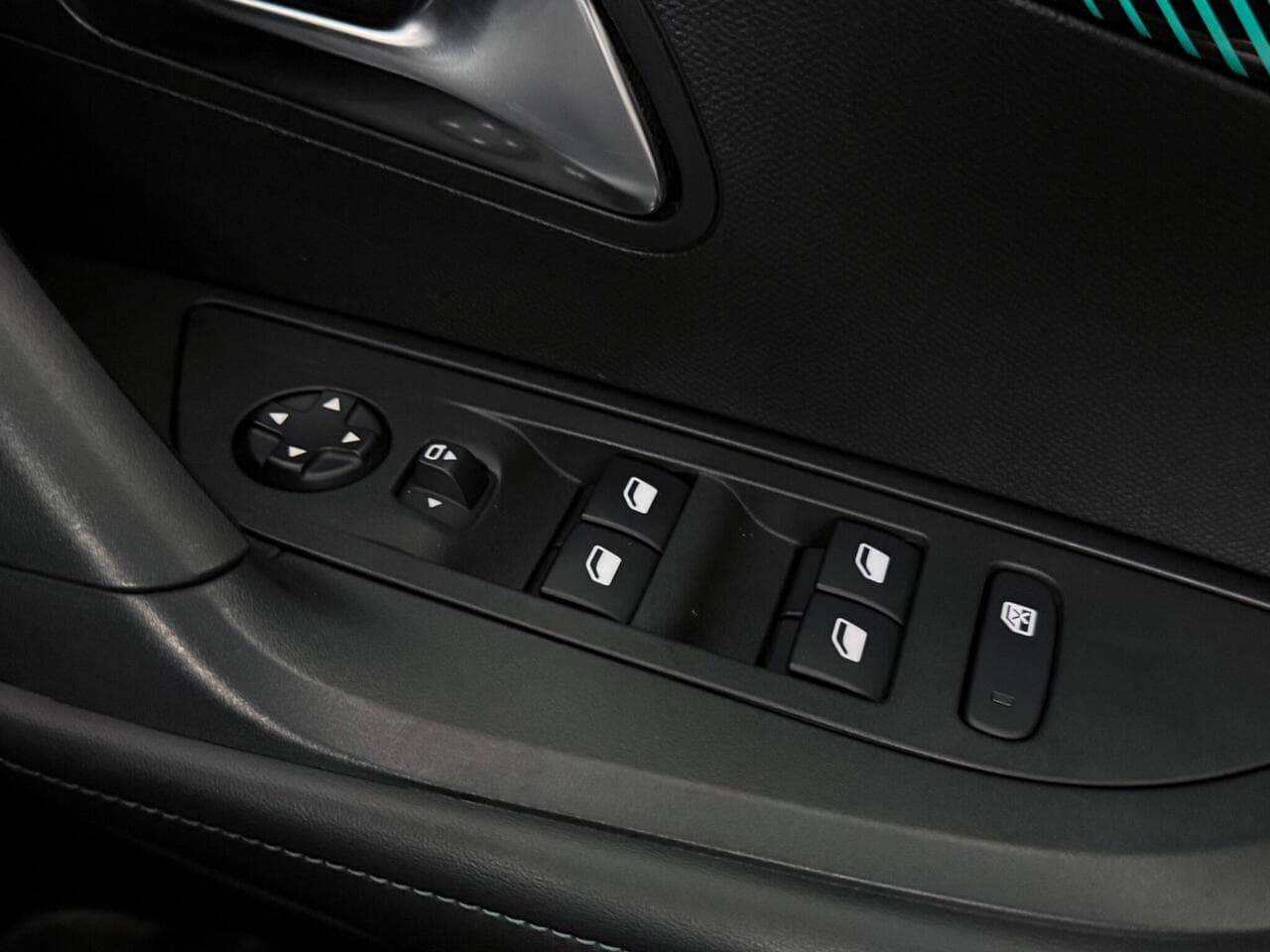 Peugeot 2008 thumbnail Misc Controls