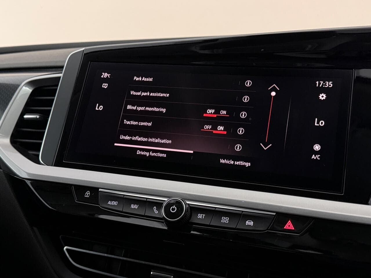 Vauxhall Grandland thumbnail Infotainment System
