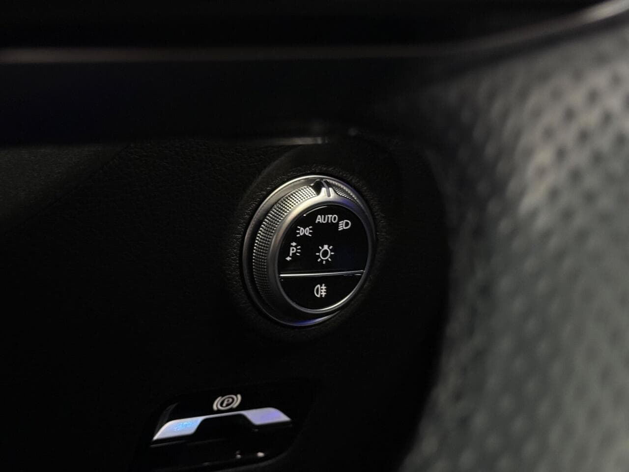 Mercedes-Benz C Class thumbnail Misc Controls
