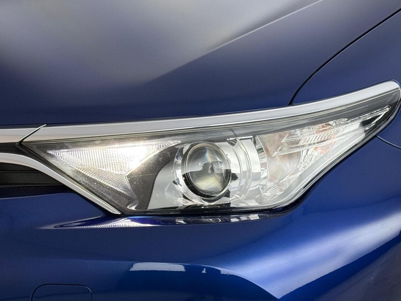 Toyota Auris thumbnail Lights Front