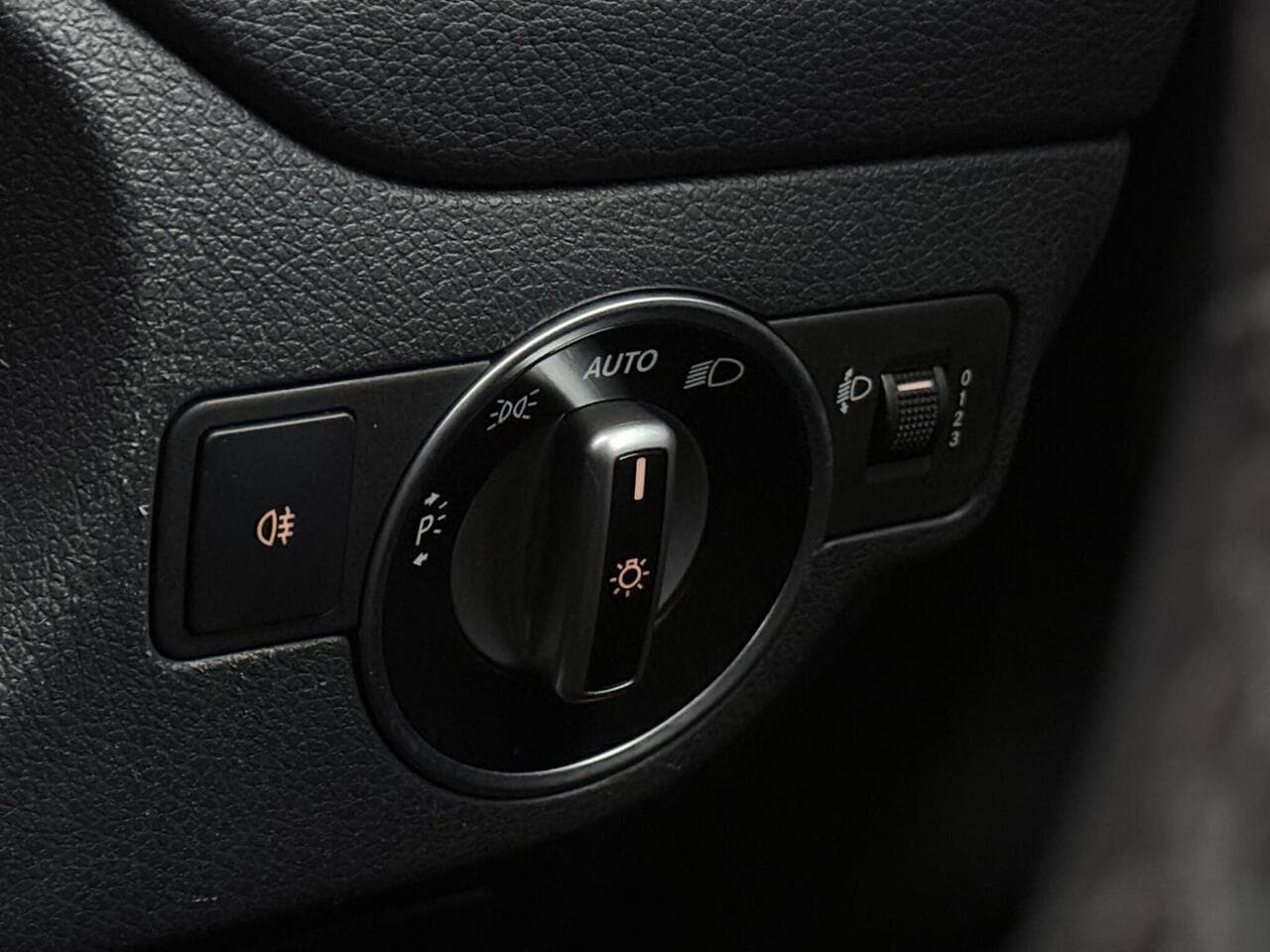 Mercedes-Benz CLA thumbnail Misc Controls