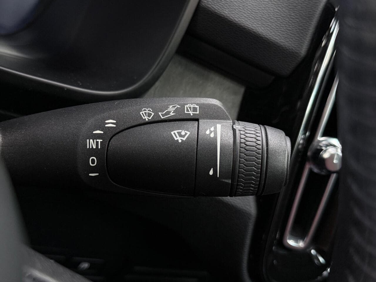 Volvo XC40 thumbnail Misc Controls