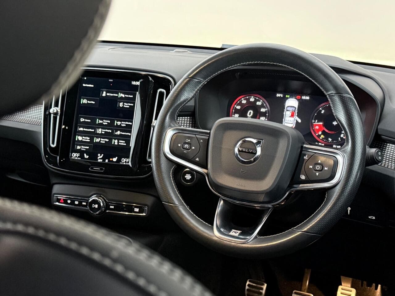 Volvo XC40 thumbnail Steering Wheel