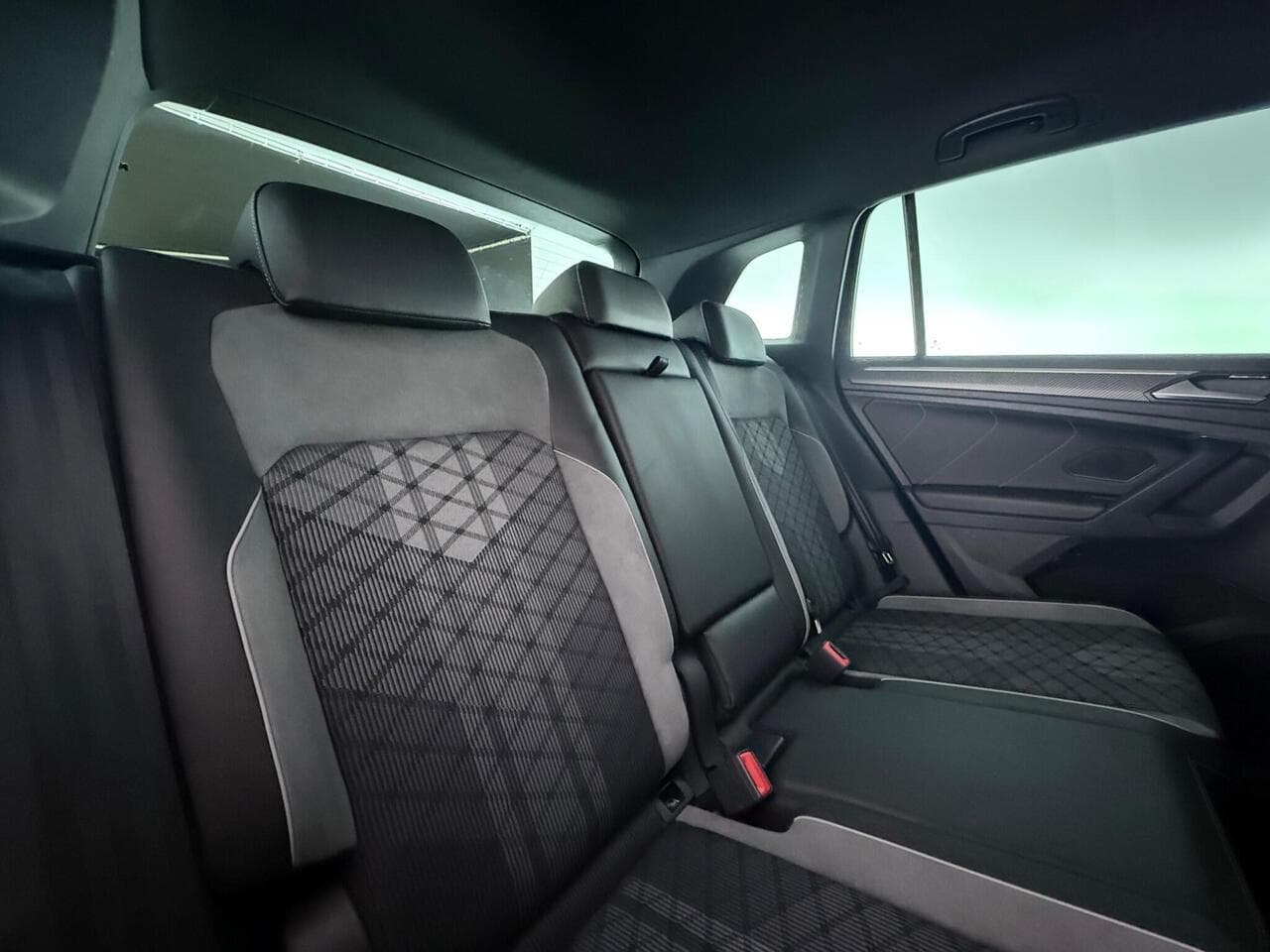 Volkswagen Tiguan thumbnail Seats Rear