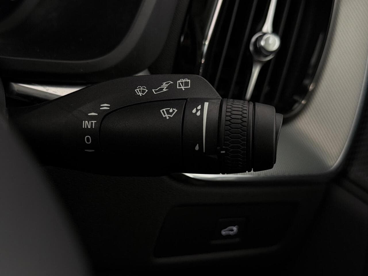 Volvo XC60 thumbnail Misc Controls