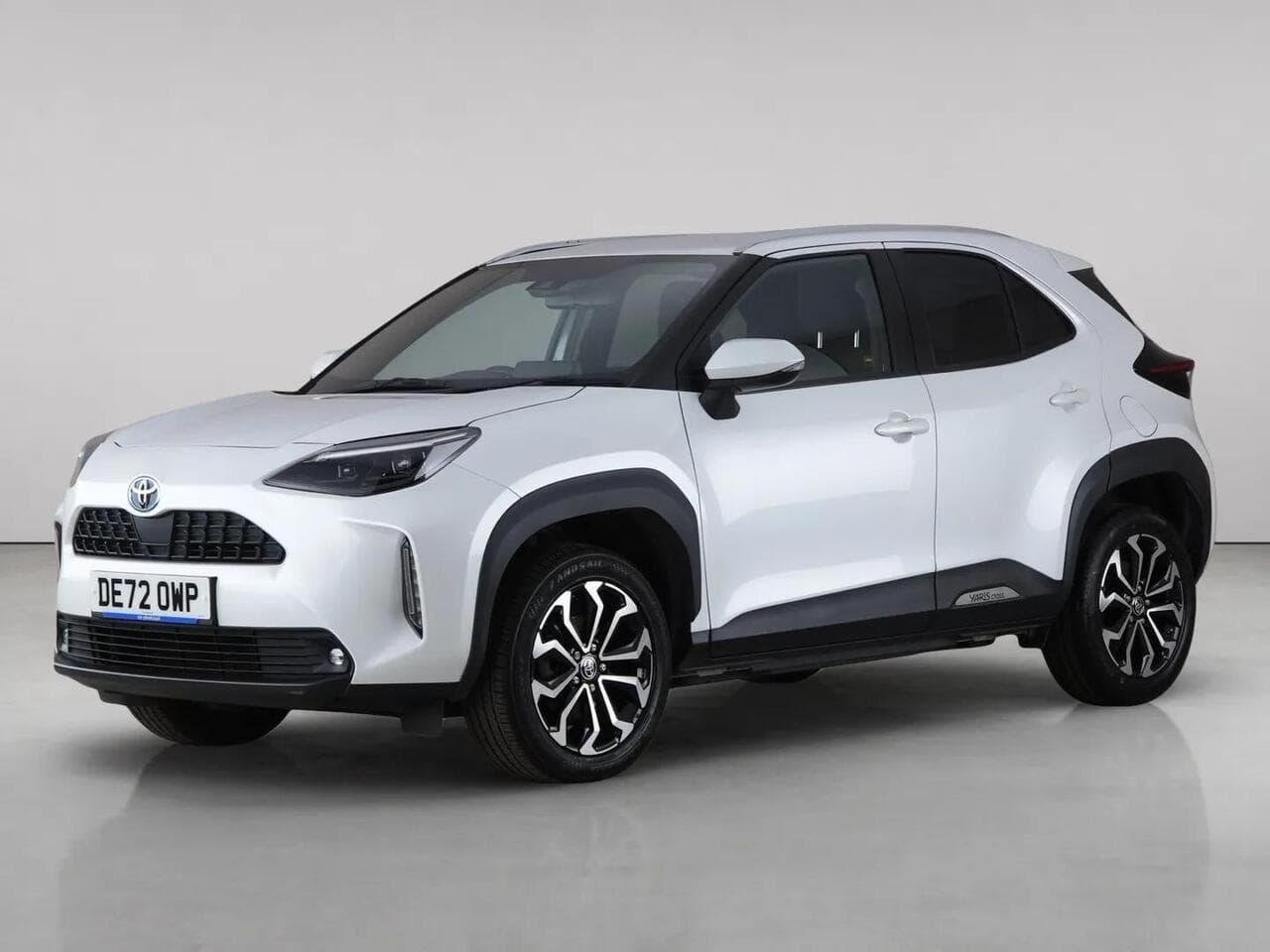 Toyota Yaris Cross thumbnail Front Left