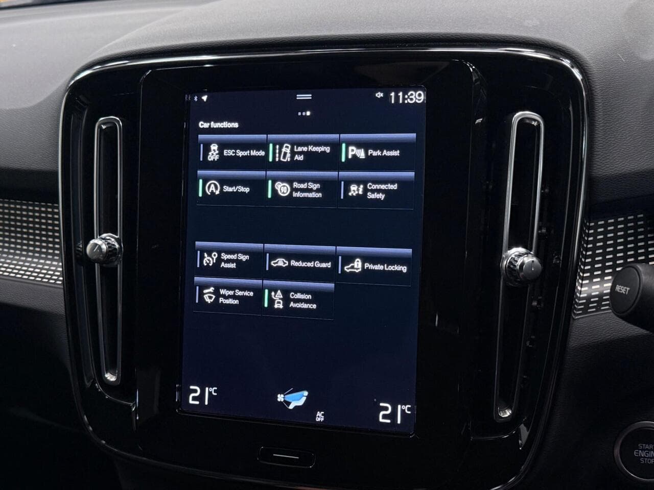 Volvo XC40 thumbnail Infotainment System