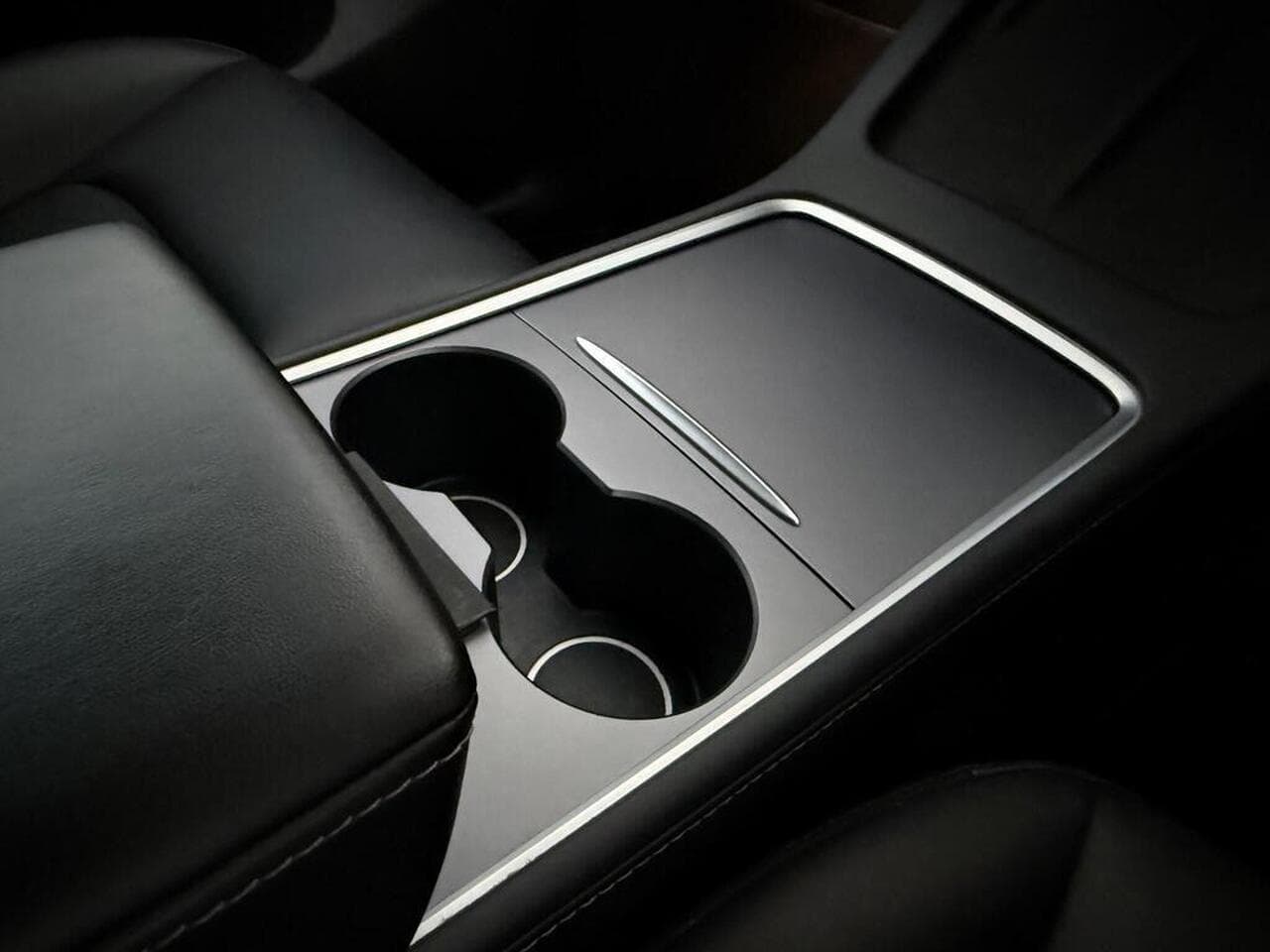 Tesla Model Y thumbnail Interior Front