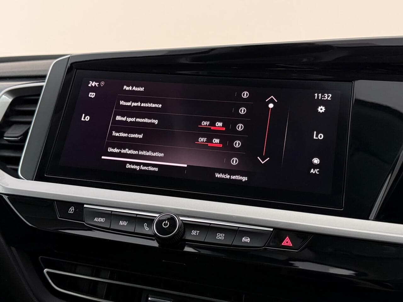 Vauxhall Grandland thumbnail Infotainment System