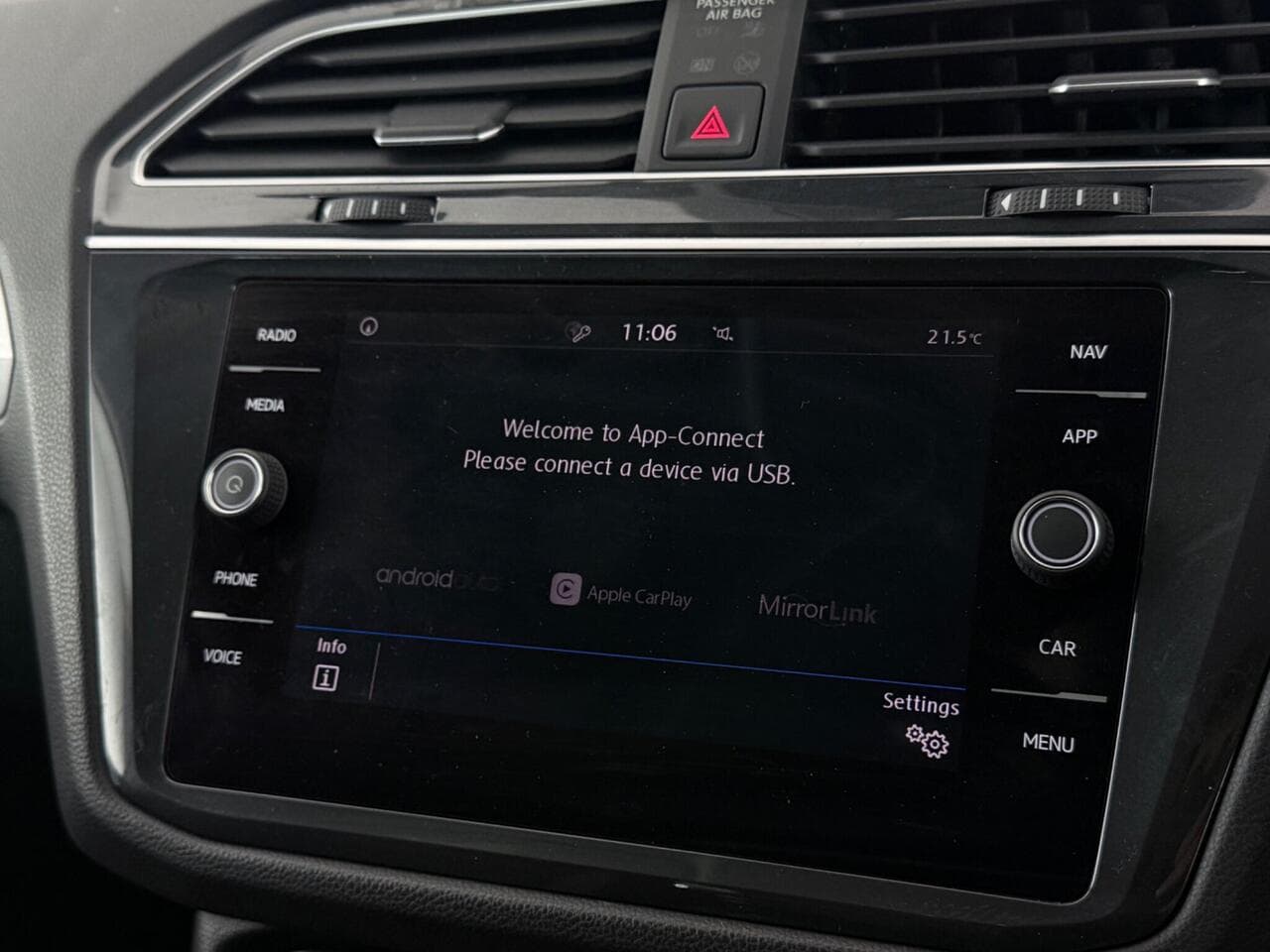Volkswagen Tiguan thumbnail Infotainment System