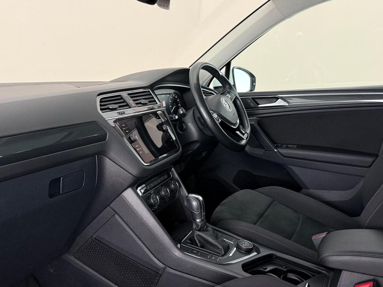 Volkswagen Tiguan thumbnail Interior Front