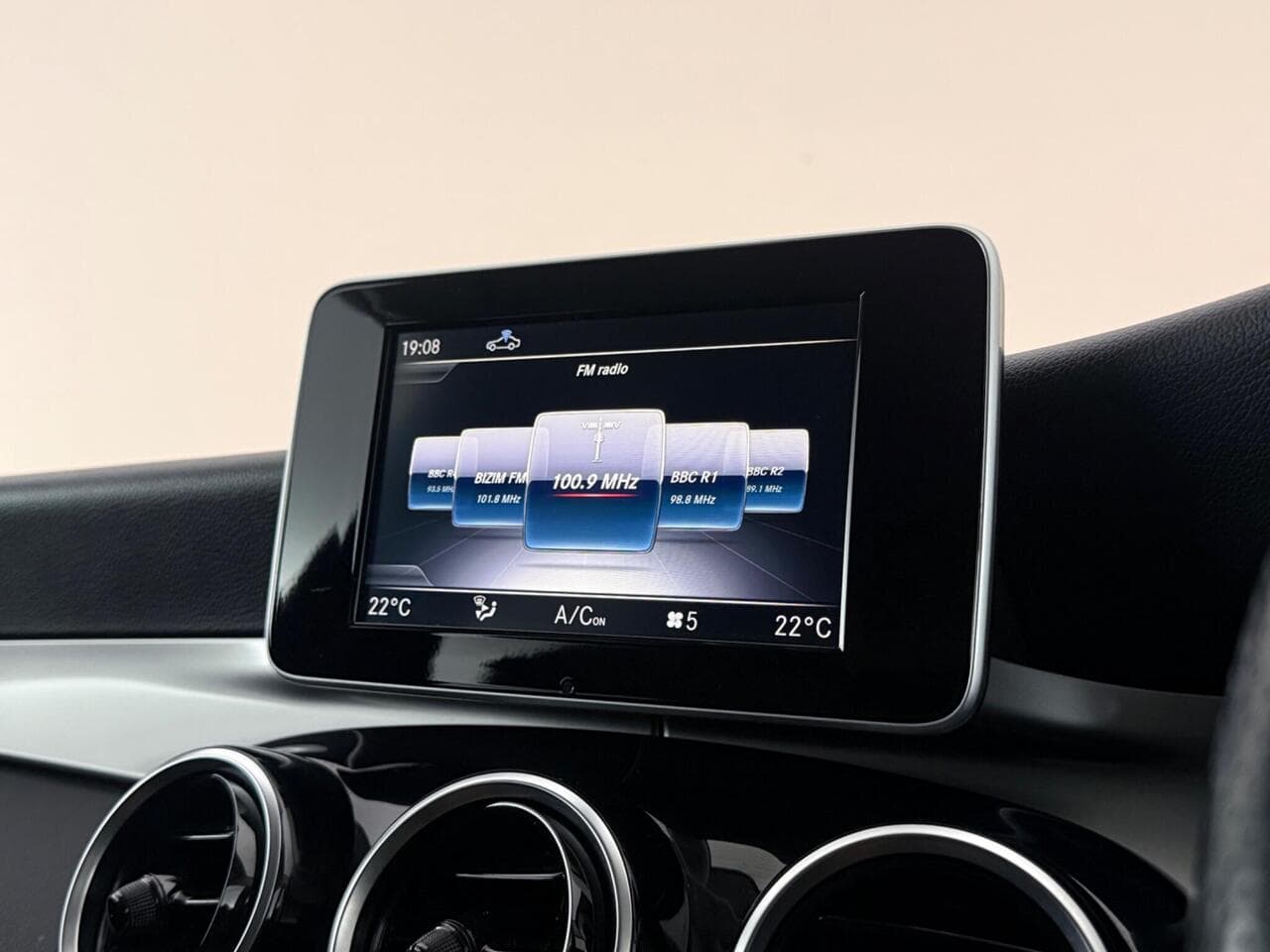 Mercedes-Benz GLC thumbnail Infotainment System
