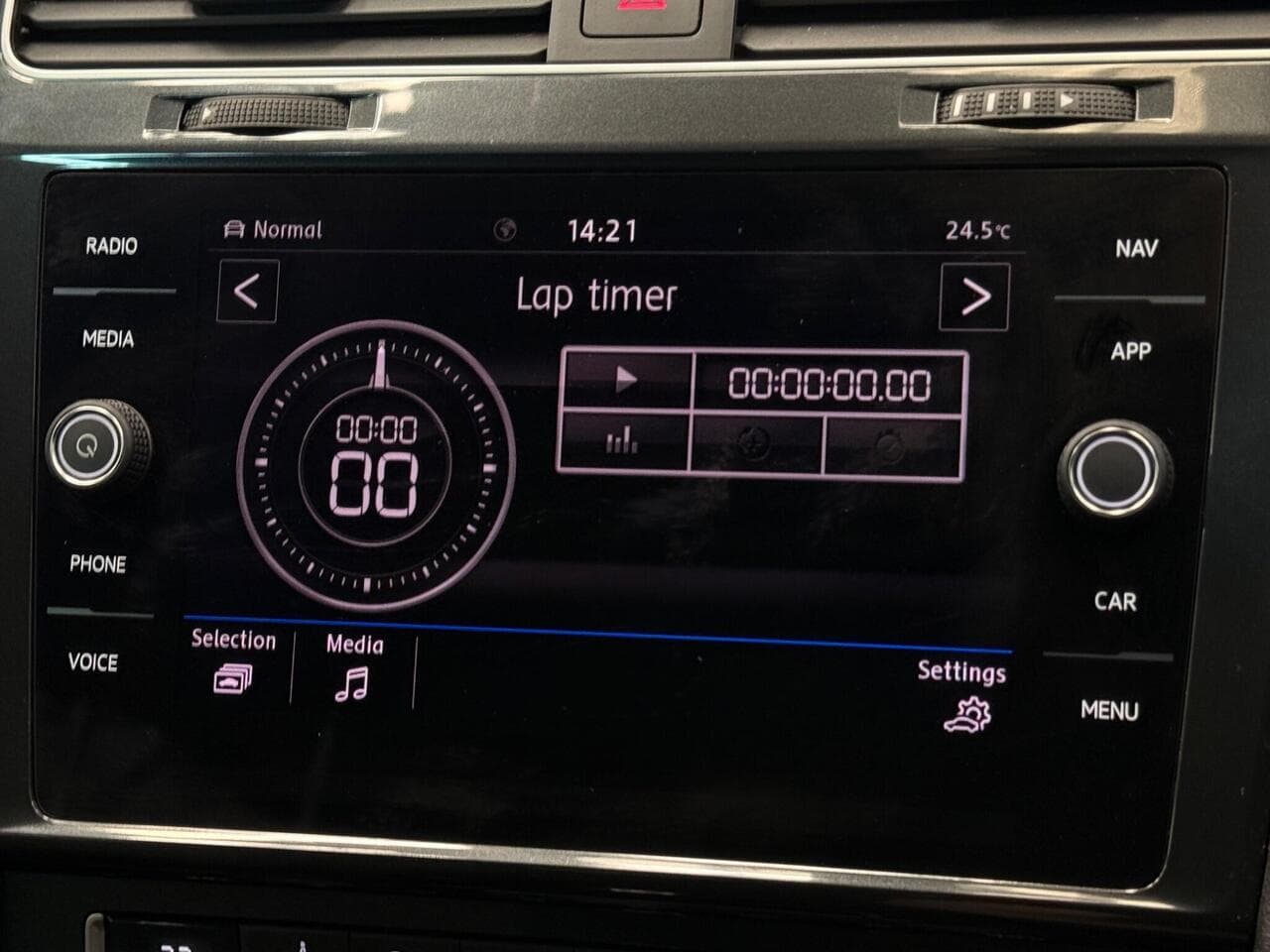 Volkswagen Golf thumbnail Infotainment System