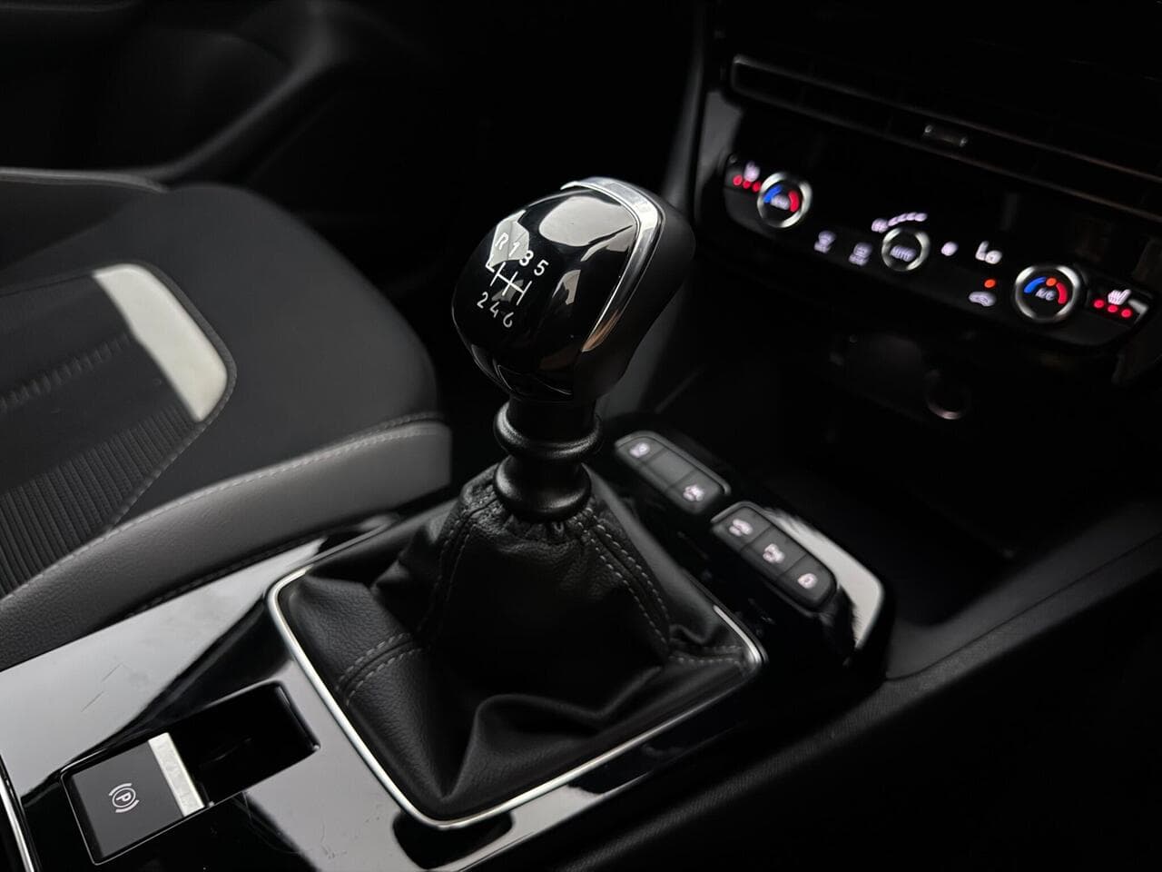 Vauxhall Mokka thumbnail Interior Front