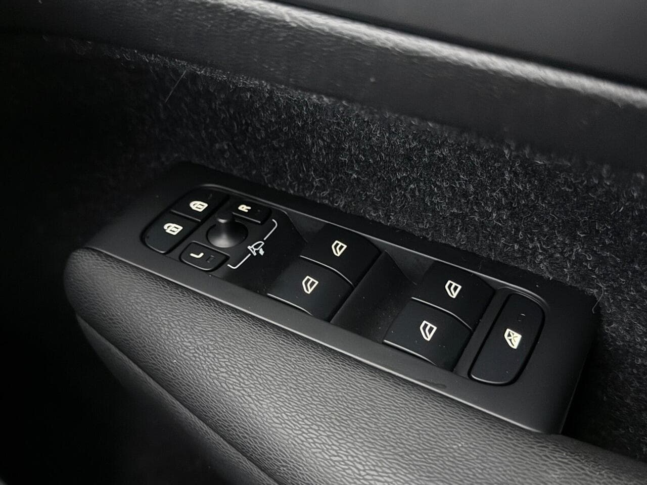 Volvo XC40 thumbnail Misc Controls