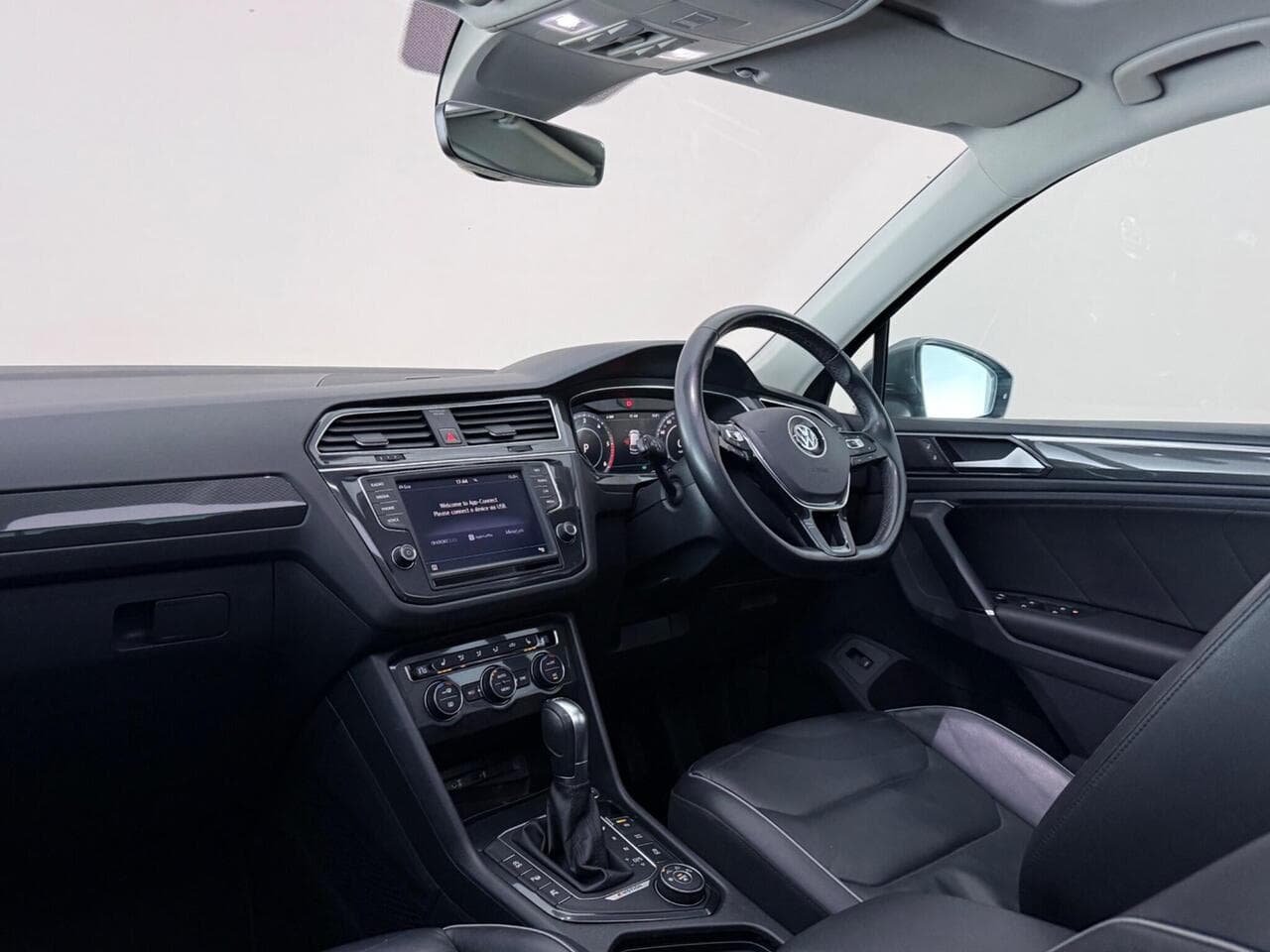 Volkswagen Tiguan thumbnail Interior Front