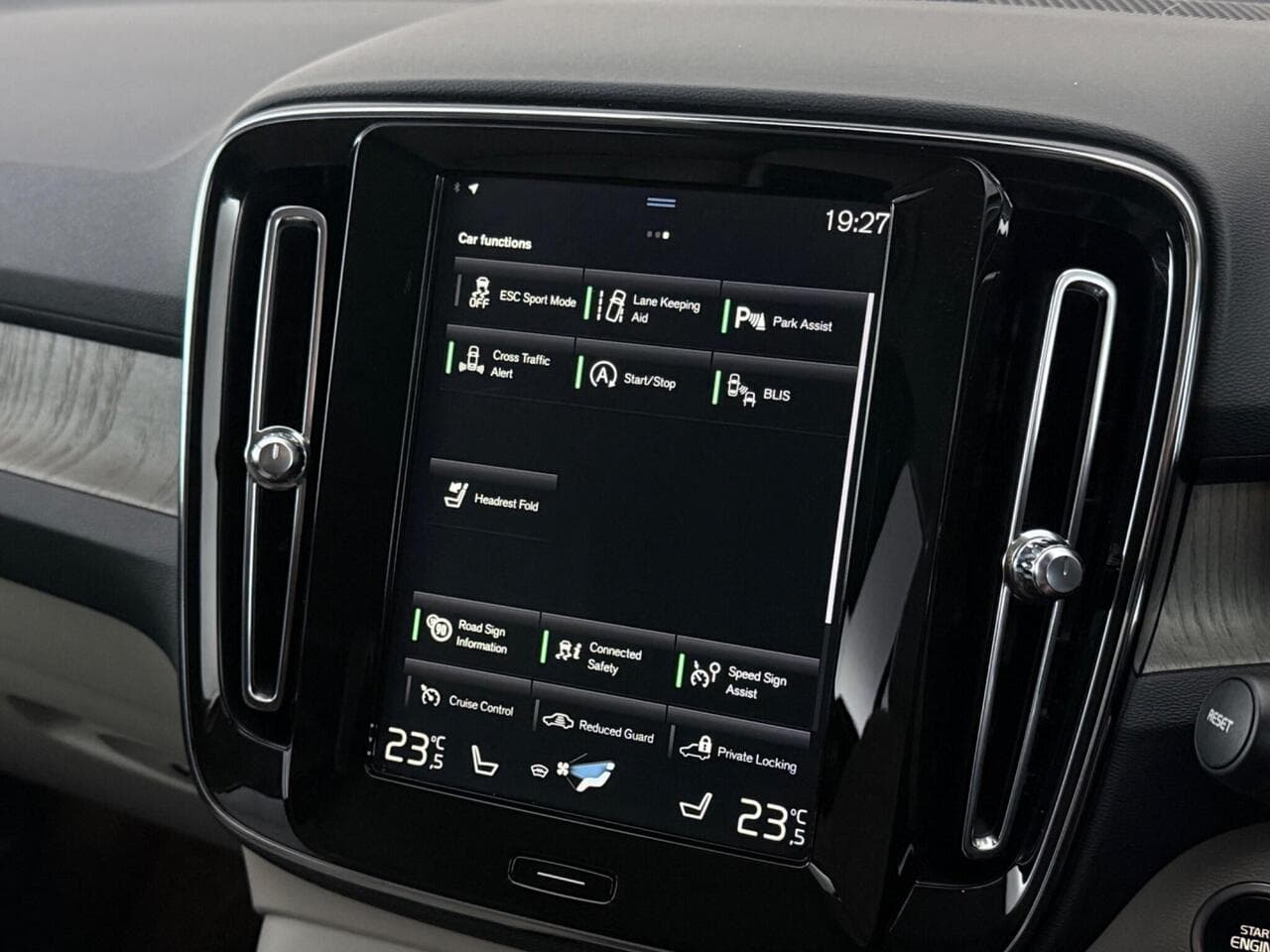 Volvo XC40 thumbnail Infotainment System