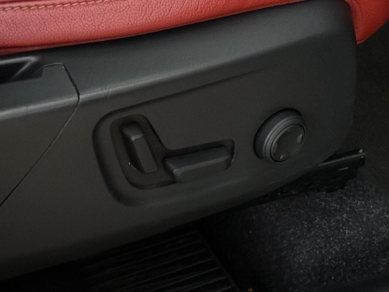 Volvo XC40 thumbnail Misc Controls